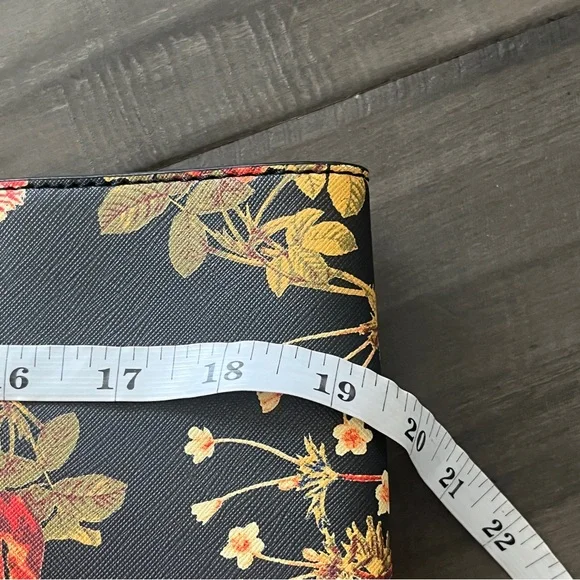 Disney AliceThrough the Looking Glass Collection Coleen Atwood Tote - Picture 10 of 10